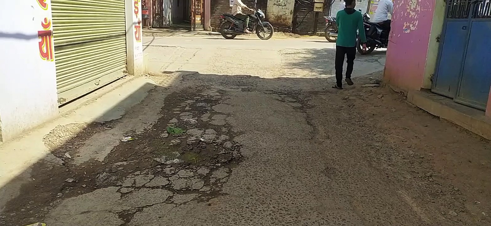 रेत भरे ओवरलोड वाहनों के गुजरने से जर्जर हो रही कॉलोनियों की सड़कें