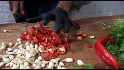 Antakya'da yıkıntılar arasında iş yerlerini açan Uzun Çarşı esnafı Ramazan ayına buruk girdi