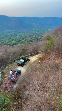 झालाना फॉरेस्ट में सफारी के दौरान लैपर्ड राणा को देख पर्यटक हुए रोमांचित