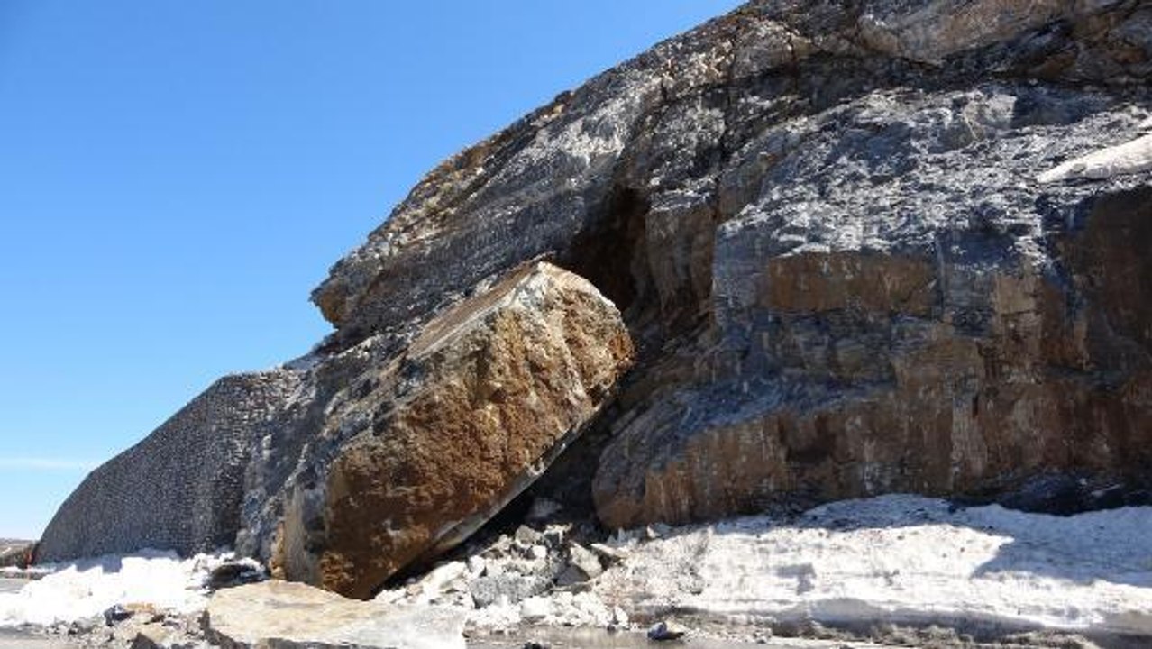 BİTLİS-TATVAN KARA YOLU, DÜŞEN DEV KAYA NEDENİYLE 1 SAAT TRAFİĞE KAPALI KALDI