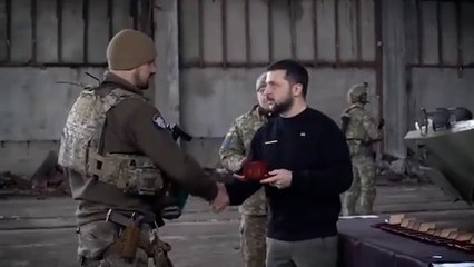 Zelensky parla ai soldati al fronte di Bakhmut