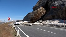 Bitlis-Tatvan kara yolu, düşen dev kaya nedeniyle 1 saat trafiğe kapalı kaldı