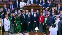 Los 52 diputados de Vox posan junto a Tamames entre gritos de 