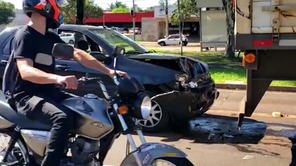 Descargar video: Colisão traseira é registrada na Avenida Tancredo Neves