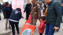 Hakkari Emniyet Müdürü, Hakkari'deki Nevruz'da çocuklara pamuk şeker dağıttı