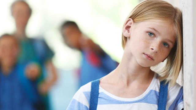 Was sind Anzeichen von Mobbing? Diese Alarmsignale sollten Eltern kennen