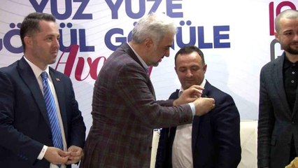 Avcılar'da Gelecek Partisinden AK Parti'ye katılanlar için rozet takma töreni yapıldı