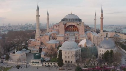 AYASOFYA CAMİİ'NE RAMAZAN MAHYASI ASILDI
