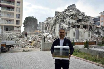 Depremde öldü diye düşündükleri balıkları 44 gün sonra canlı çıktı