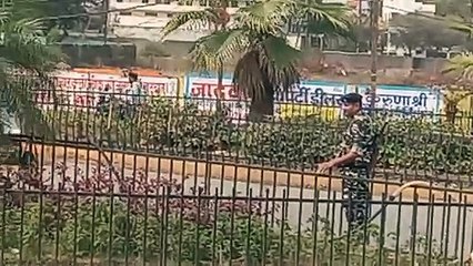 . दिल्ली के इंडिया गेट से सीआरपीएफ की 75 वीरांगनाएं जगदलुपर के लिए बुलेट से निकलीं।