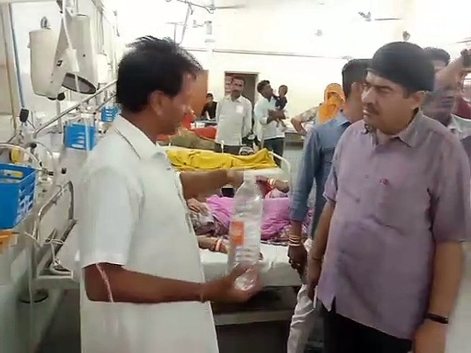 फूड पॉइजनिंग से करीब 50 लोगों की तबीयत बिगड़ी,...