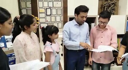 SURAT VIDEO : देखिए पापा के ऑफिस आकर हेल्प करने वाली बेटियां
