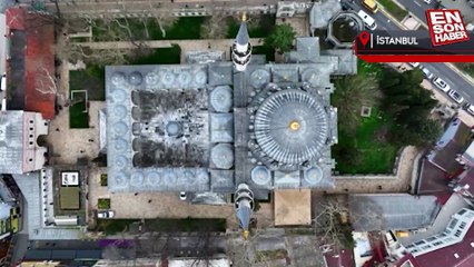 Üsküdar'daki Valide-i Cedid Camisi'nin de mahyası asıldı