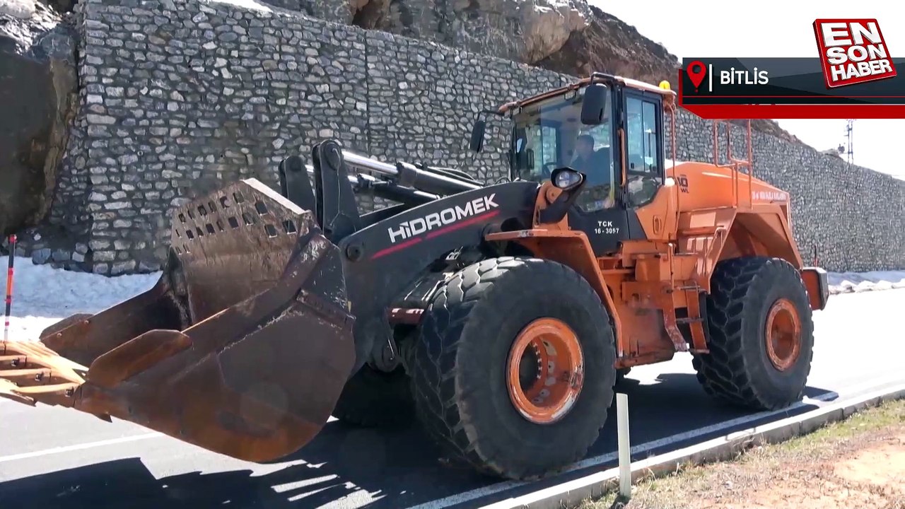 Bitlis-Tatvan karayoluna kaya düştü
