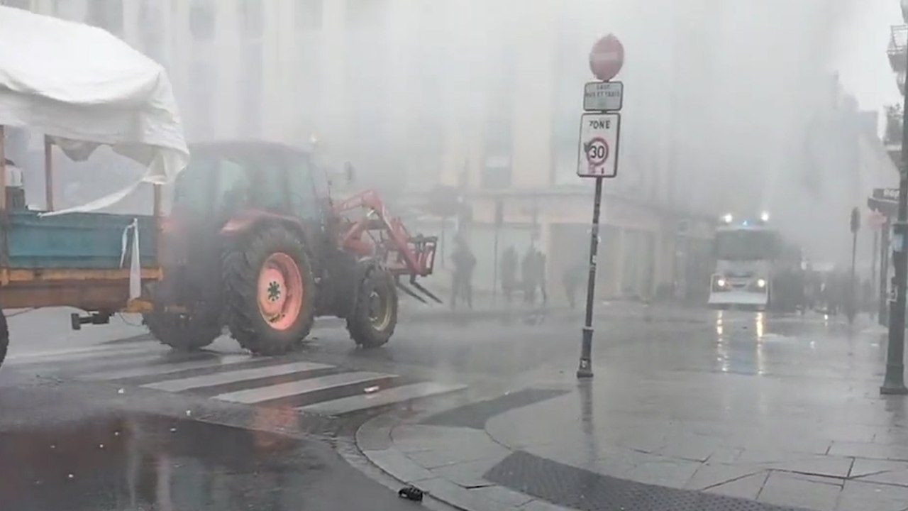 Tracteur contre canon à eau : à Rennes, une manifestation de pêcheurs tourne à l'affrontement