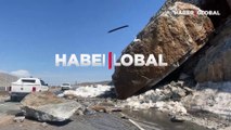 Yola düşen kaya Bitlis-Tatvan kara yolunda ulaşımı aksattı