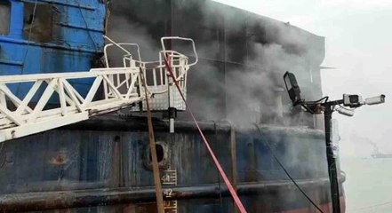 Altınova Tersaneler Bölgesi'nde gemi yangını