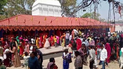 नवरात्र के पहले दिन भक्तों ने किया माता रानी का दर्शन