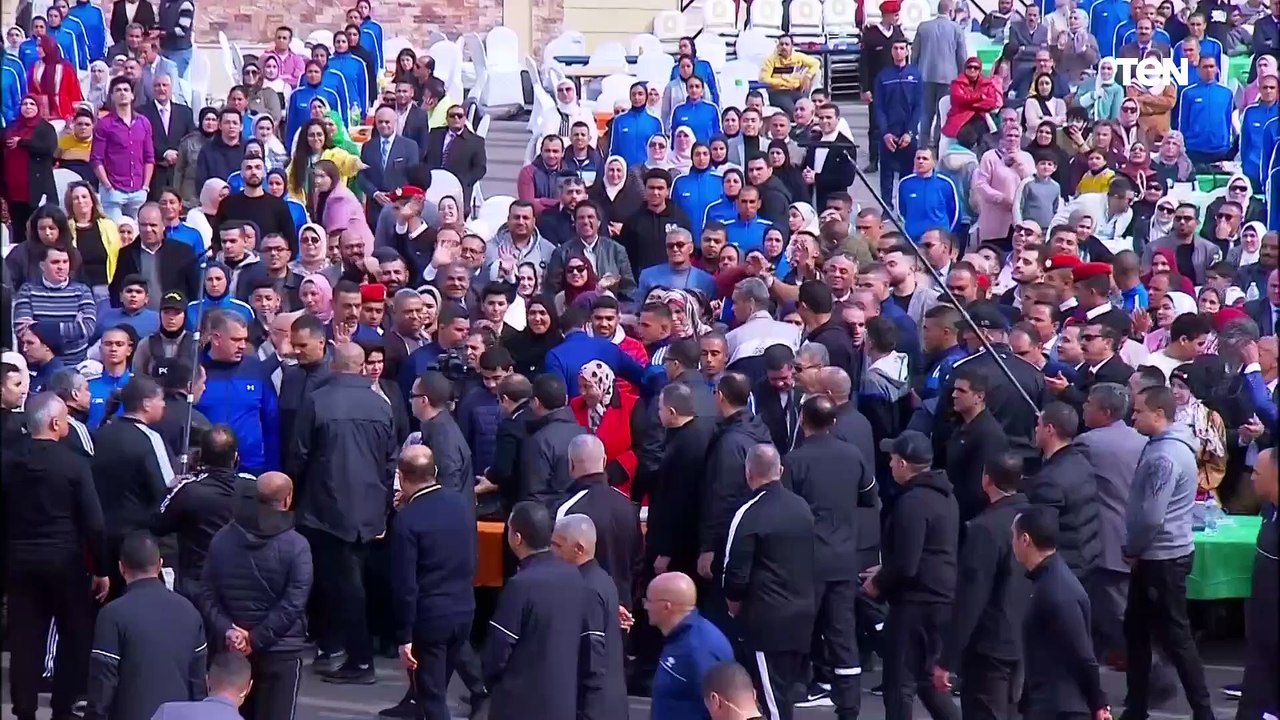 الله يفاديك في كل خطوة تمشيها ويجعلك فيها ألف سلامة.. دعوات من القلب من سيدة للرئيس السيسي