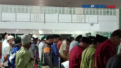 Suasana Salat Tarawih Perdana di Masjid Raya KH Hasyim Asy'ari, Kapasitas 12.500