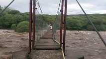 Crecida del Río Ambato - Cruce del puente en Isla Larga