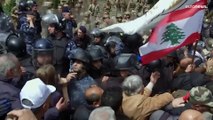 شاهد: بالغاز المسيّل للدموع.. قوات الأمن تفرّق لبنانيين يحتجون على تدهور ظروف المعيشة