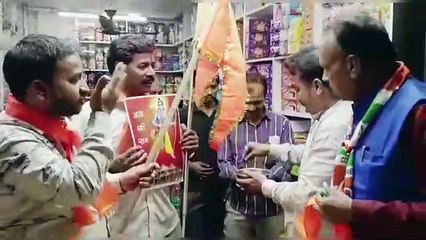 भगवा ध्वज लगाते और भगवा दुपट्टे पहनाते कांग्रेस नेता