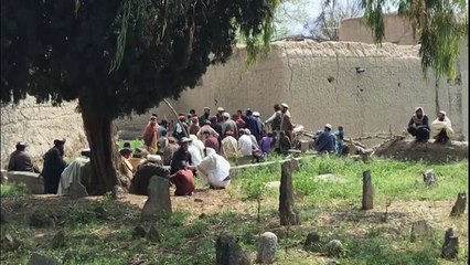 Télécharger la video: Séisme en Afghanistan : dans les décombres, des villageois pleurent la mort d'une enfant