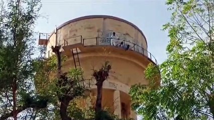 सुजानगढ को जिला बनाने की मांग को लेकर तीन युवक टंकी पर चढे