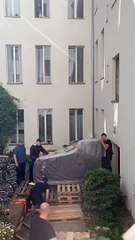 Voilà comment on monte un énorme piano au 1er étage