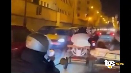 Una gara clandestina con i calessi finisce con un violento scontro con un'auto