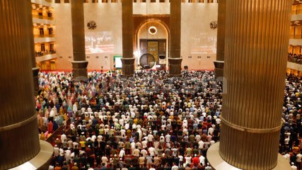 Melihat pelaksanaan shalat tarawih perdana di Masjid Istiqlal