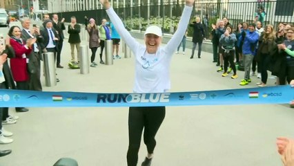Crise de l'eau: la militante Mina Guli termine son 200e marathon avant la Conférence de l'ONU