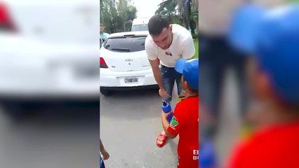 El momentazo del Dibu Martínez con dos niños