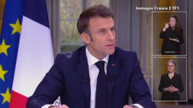 Macron difende la riforma delle pensioni in tv: È necessaria