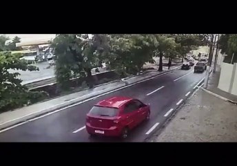 Vídeo mostra momento em que caminhão atinge carro em engavetamento