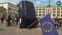 Greenpeace incrusta un coche junto a la Puerta de Brandenburgo para protestar contra el bloqueo de Alemania