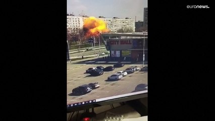 شاهد: لحظة سقوط صاروخ روسي على مبنى سكني ضخم في زابوريجيا