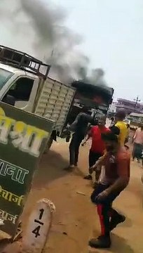 Watch video : चलती हाईवा में लगी आग, ड्राइवर चलती गाड़ी से कूदकर बचाई जान