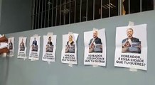 Morador cola cartaz contra plano diretor que é analisado na Câmara de Vereadores