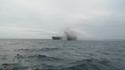 Un petrolero lleva ardiendo más de 24 horas frente a Oporto cargado de diésel y de combustible de aviación