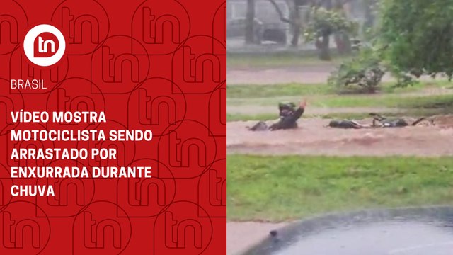 Vídeo mostra motociclista sendo arrastado por enxurrada durante chuva