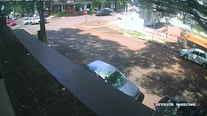 Câmera registra acidente entre três carros na Rua Paraná