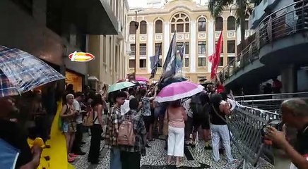 População protesta em frente à Câmara Municipal de Florianópolis e pede para entrar na Casa do Povo