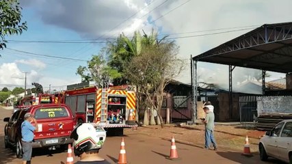 Mulher e criança estariam dormindo em casa que ficou destruída em incêndio no Bairro Cataratas