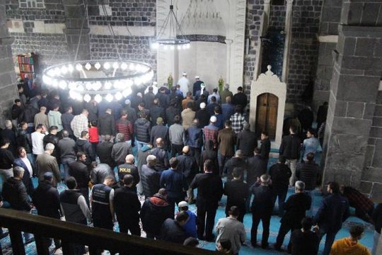 DİYARBAKIR'DA İLK TERAVİH NAMAZI KILINDI