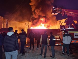 ADANA'DA GERİ DÖNÜŞÜM FABRİKASININ DEPOSU YANDI