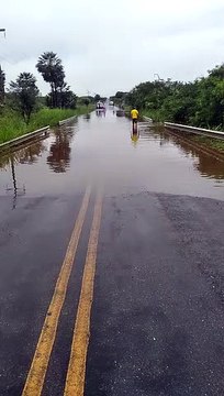 Estradas que dão acesso à Cariré e Sobral sofrem alagamento após rompimento de Açudes