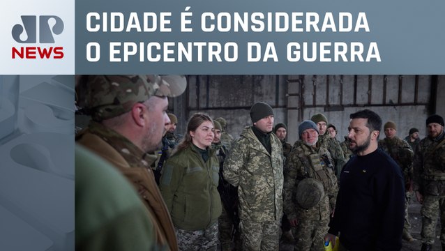 Em meio a ataques russos, Zelensky visita front na cidade de Bakhmut