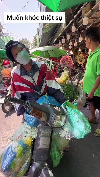 Cảm phục chàng khiếm khuyết ngày ngày chở rau đi bán vất vả mưu sinh